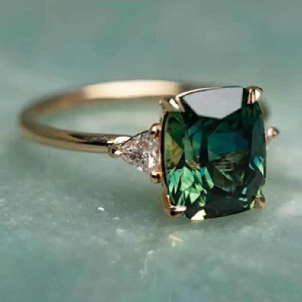 Elegant Green Gemstone gold Ring Size 7